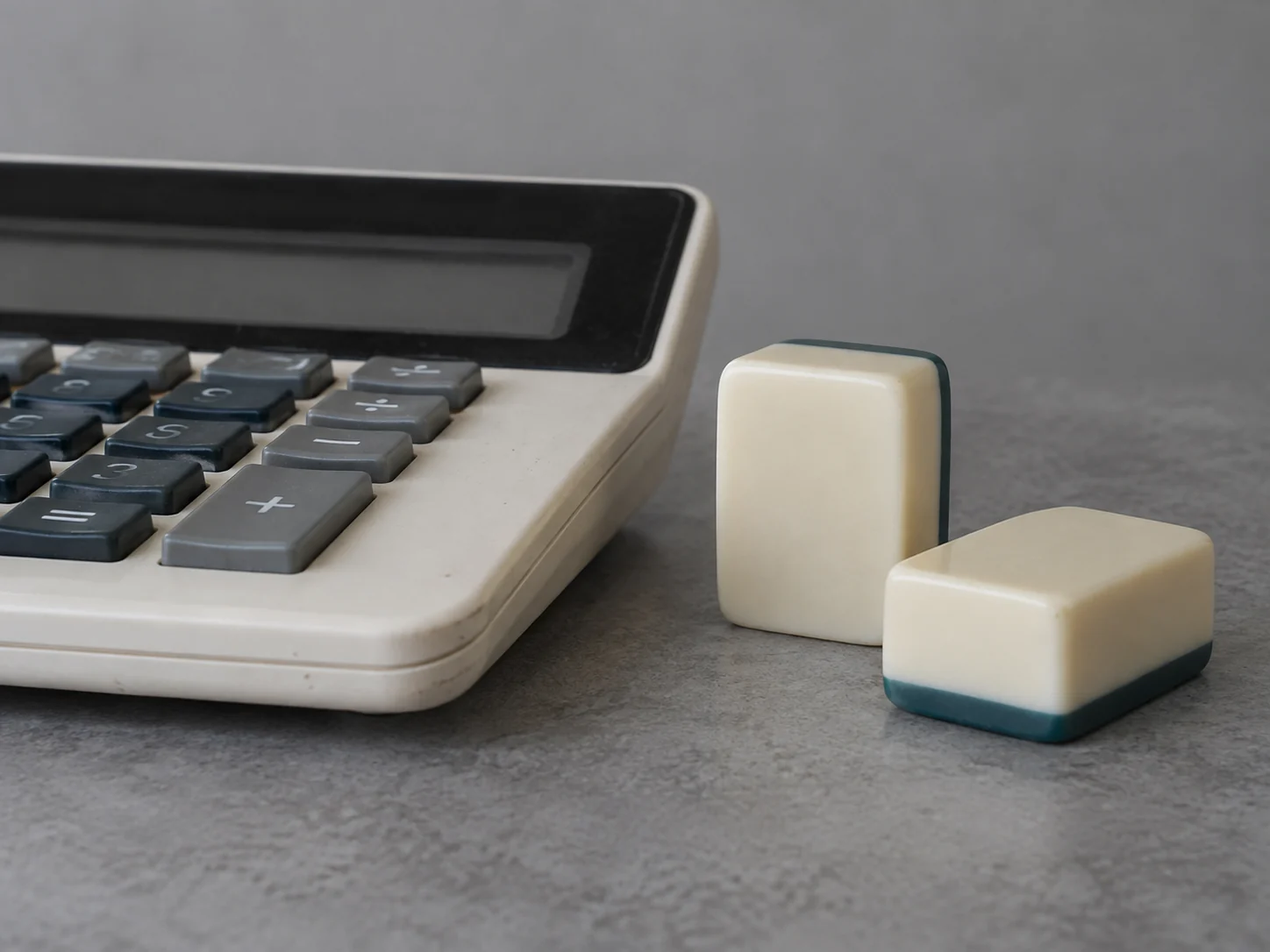 American mahjong OEM quotations: compare scope, not just unit price — illustrative editorial photograph